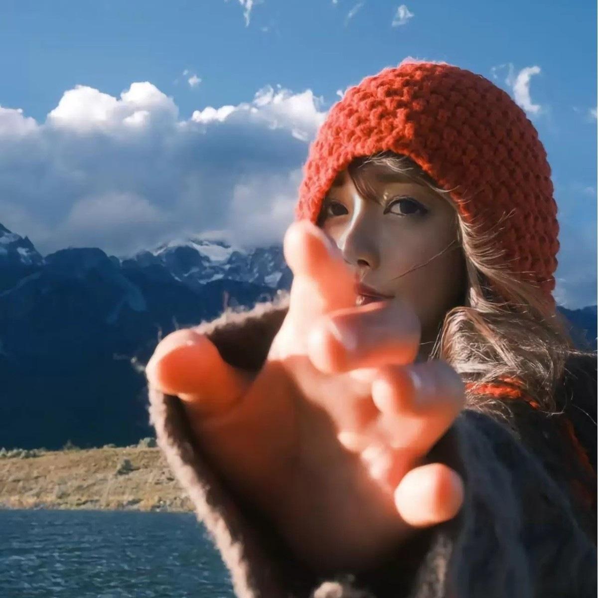 Red Tassel Ball Knitted Toe Cap Women's Autumn and Winter Western Sichuan Travel Wear Wear Hollow-out Face-Looking Small Wool Hat